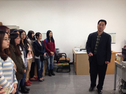 我院学生在校财务部展开实习