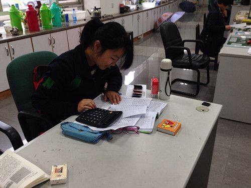 我院学生在校财务部展开实习
