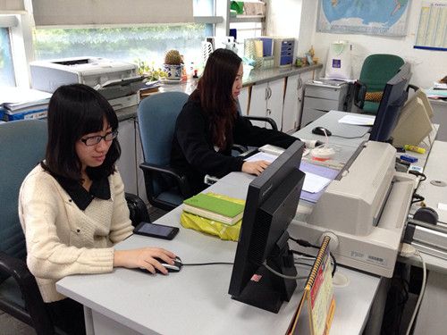 我院学生在校财务部展开实习