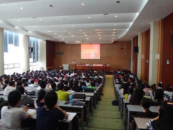 学院2013级研究生开学典礼隆重举行